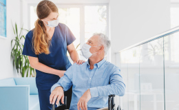 mężcyzzna na wózku i kobieta