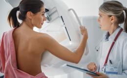 Kobieta podczas mammografii 
