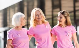 trzy kobiety w różowych koszulkach