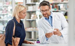 Kobieta z farmaceutą w aptece