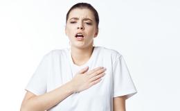 Mloda kobieta trzyma rękę na klatce piersiowej