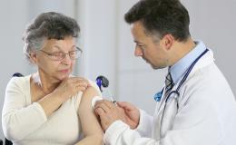 Lekarz szczepi starszą panią