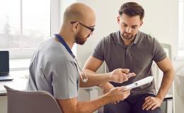 Mlody mężczyzna u lekarza