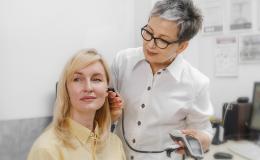 lekarka bada kobiecie słuch