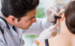 lekarza bada ucho pacjentki