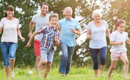 Rodzina wielopokoleniowa biegnie w lesie