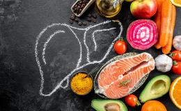 wątroba narysowana kredą na tablicy, obok warzywa i łosoś