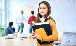 studentka trzyma książki