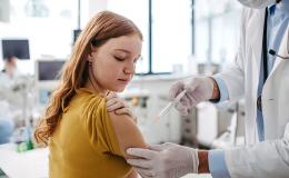 Dziewczyna jest szczepiona