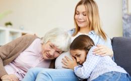 ciężarna kobeta z mamą i córką