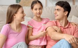 Mama, tata i córka z plastrami po szczepieniu na ramionach