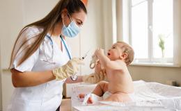 Pielegniarka szczepi bobasa.