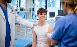 mlody chlopak w trakcie szczepienia