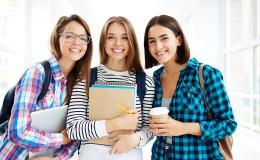 trzy studentki trzymające dokumenty