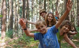 rodzina w lesie