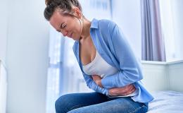 kobieta, którą boli brzuch