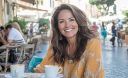 Kobieta siedzi w kawiarni