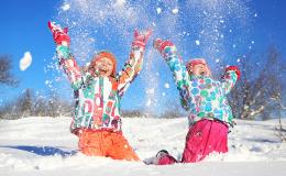 Dzieci bawią się na śniegu