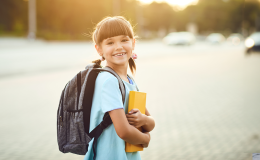 dziewczynka z plecakiem