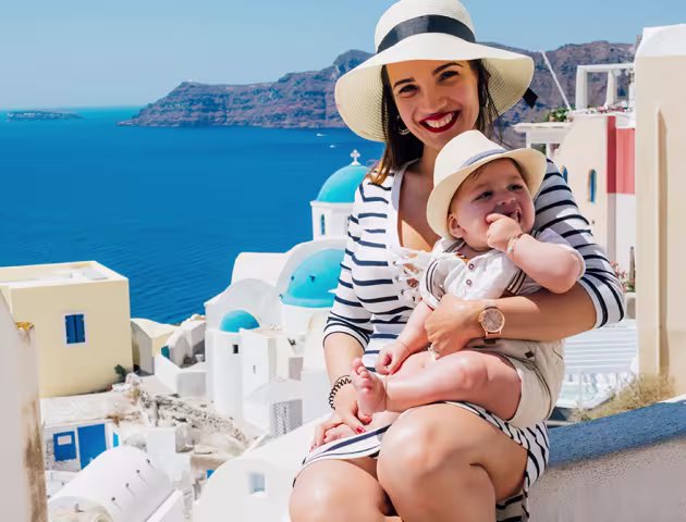 Matka z dzieckiem na Santorini