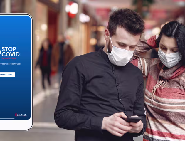 Para ogląda telefon, obok aplikacja na komórce