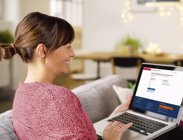 Kobieta rejestruje się na szczepienie online