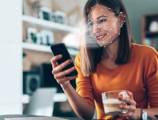 Kobieta patrzy na telefon