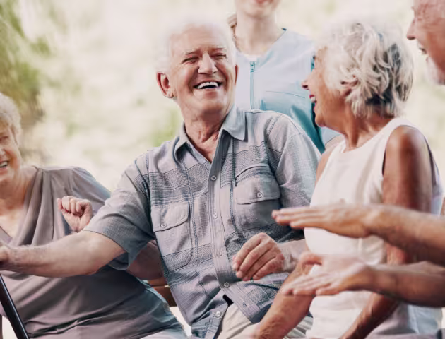 Grupa uśmiechniętych seniorów podczas rozmowy