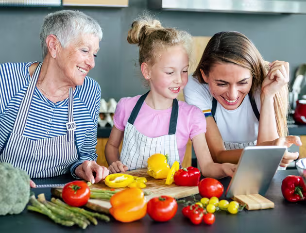 babcia, mama i wnuczka razem gotują