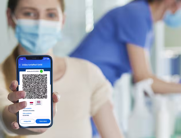 Kobieta pokazuje kod QR na telefonie