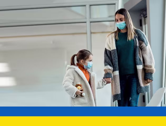 Matka z córką, na dole ukraińska flaga