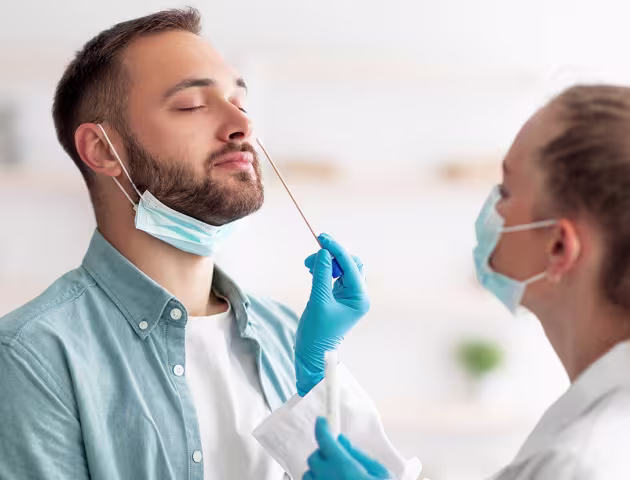 Lekarka robi test mężczyźnie z brodą