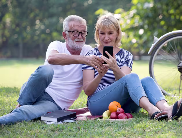 Dwie osoby w parku z telefonem w ręku
