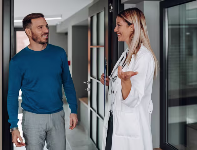 Lekarka wpuszcza mężczyznę do pracowni