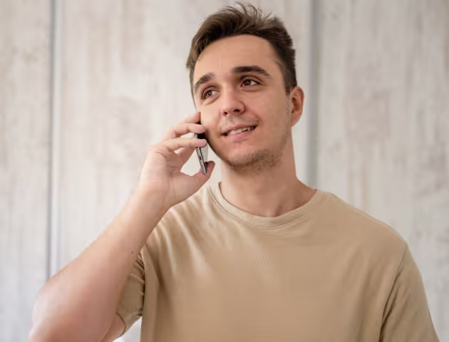 Chłopak rozmawia przez telefon.