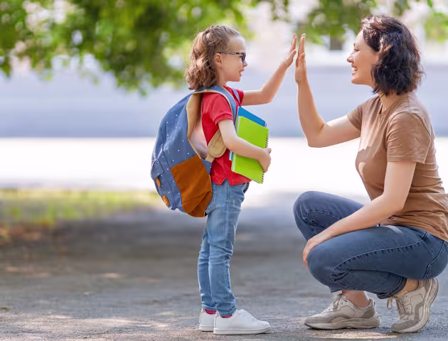 mama przybija piątkę z córeczką