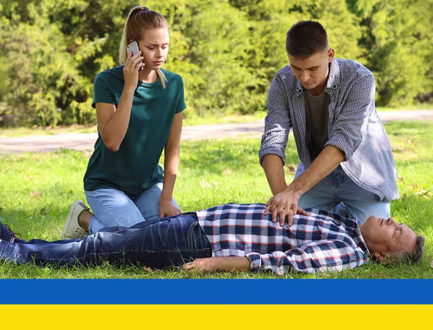 masaż serca w parku, kobieta wzywa karetkę ukr