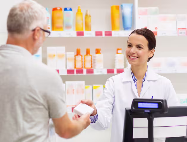 Farmaceutka bez maseczki wydaje starszemu panu lek