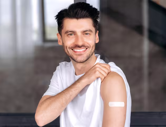 zaszczepiony meżczyzna przed przychodnią