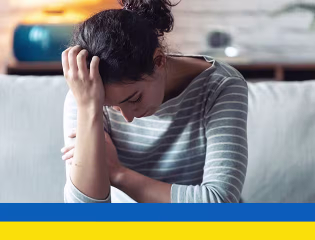 Smutna kobieta ze zwieszoną glową ukr