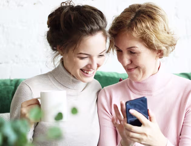 Dwie kobiety czytają wiadomości na telefonie