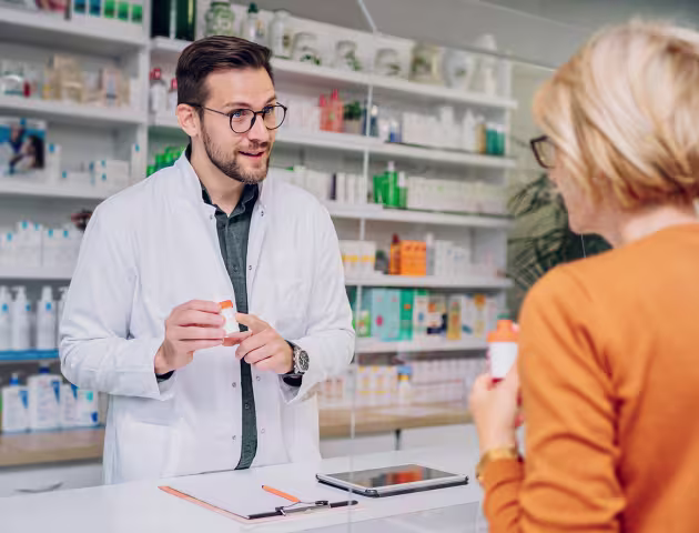 Farmaceuta wydaje leki