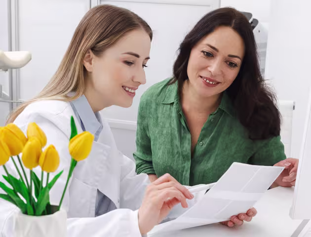 Learka z tulipanami,omawiają z pacjentką jej wyniki