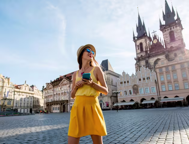 Dziewczyna z telefonem na rynku miasta