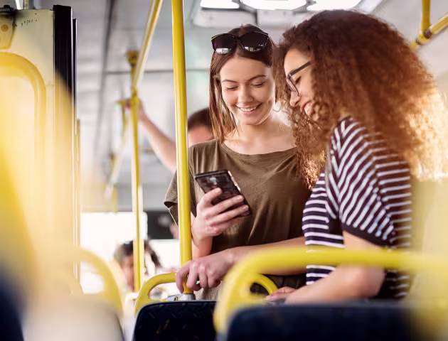 dziewczyna w autobusie z komórką