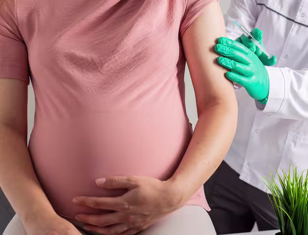 Kobieta w ciąży w trakcie szczepienia