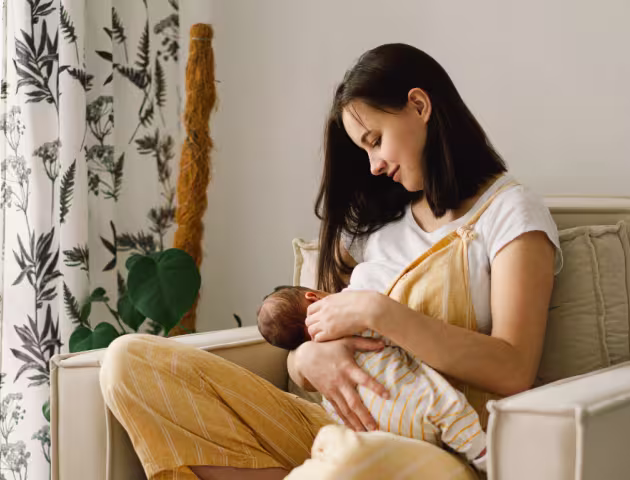 Mama karmi piersią noworodka
