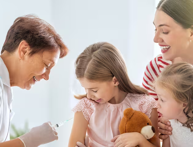 Dwie dziewczynki i mama na szczepieniu