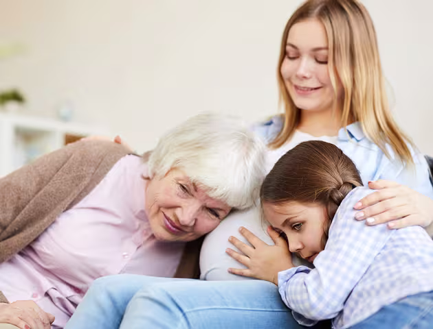 ciężarna kobeta z mamą i córką