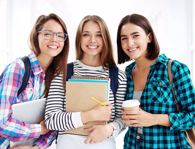 trzy studentki trzymające dokumenty
